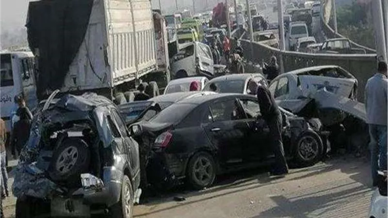 حادث تصادم سيارة ربع نقل واخرى ملاكى  على طريق الدائرى بالقطامية.. بسبب الأمطار