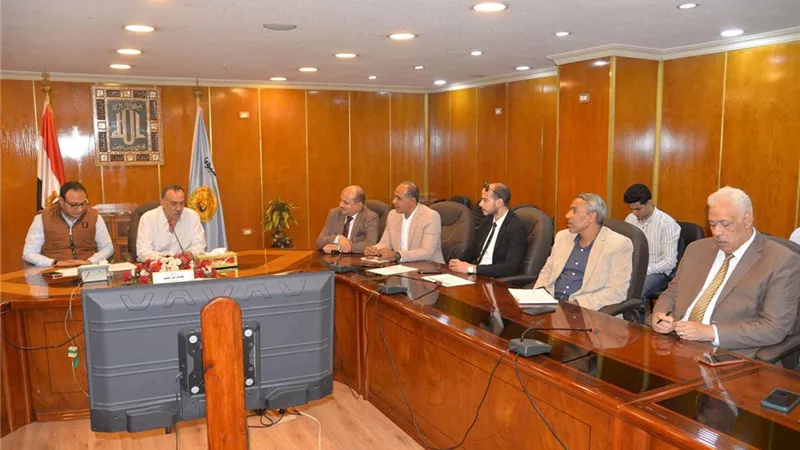 محافظ أسيوط يجتمع مع وفد وزارة الاتصالات لبحث سبل تفعيل بروتوكول التنمية المجتمعية الرقمية