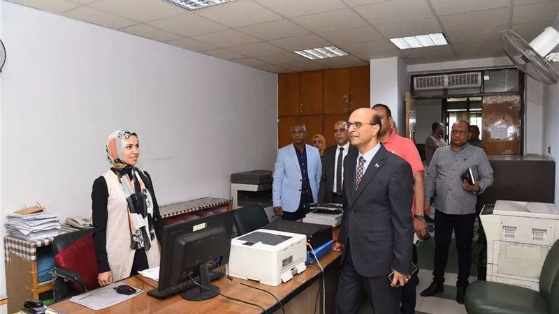 رئيس جامعة أسيوط  يُجري جولة مُفاجئة داخل المبني الإداري للاطمئنان على سير العمل