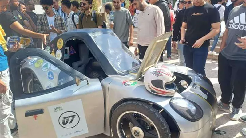 طلاب هندسة جامععة أسيوط يبتكرون نموذج سيارة سباق كهربائية بخامات محلية ١٠٠%