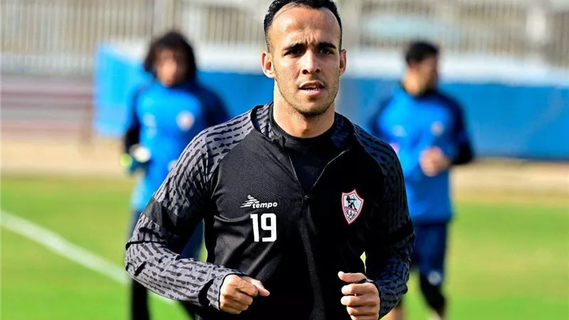خطأ كارثي.. ناصر منسي يسجل الهدف الأول للزمالك أمام سموحة