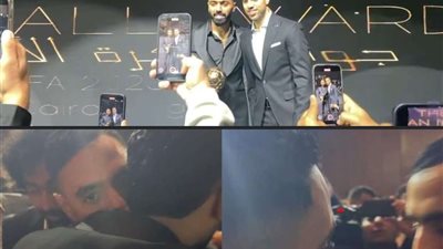 بالأحضان ..انتهاء أزمة حسين الشحات والشيبي خلال حفل 