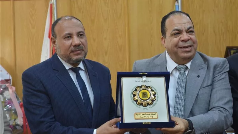 نائب رئيس جامعة الأزهر بأسيوط يستقبل رئيس الهيئة العامة لتعليم الكبار