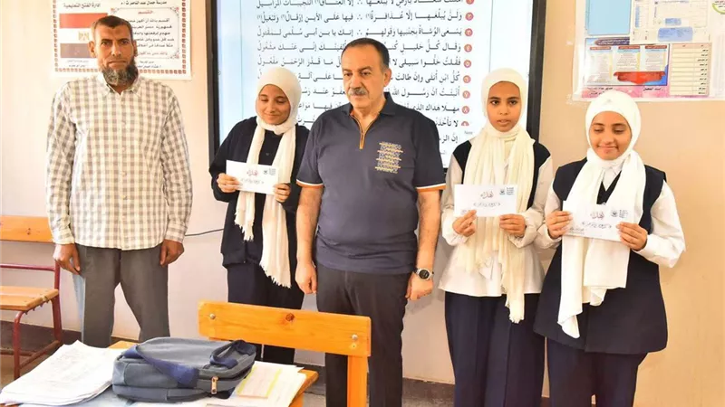محافظ أسيوط يكرم الطلاب المتفوقين خلال زيارته لمدرسة جمال عبد الناصر الثانوية بقرية بنى مر