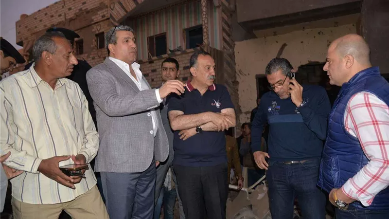 محافظ أسيوط يتفقد موقع انهيار مبنى سنترال بنى شقير بعد انفجار وتصدع منازل