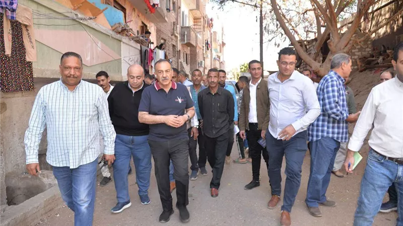 محافظ أسيوط يترأس حملة إشغالات بحي غرب وغلق وتشميع محل تجاري لمخالفته شروط الترخيص