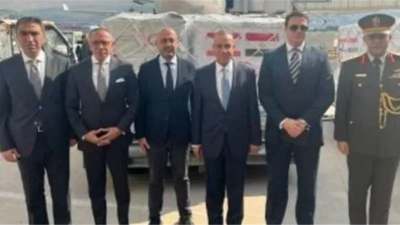 وزير الخارجية والهجرة يُسلّم شحنة المساعدات المصرية الرابعة إلى لبنان
