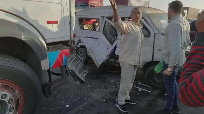 تفاصيل حادث أصطدام أتوبيس بعمود إنارة فى القاهرة الجديدة