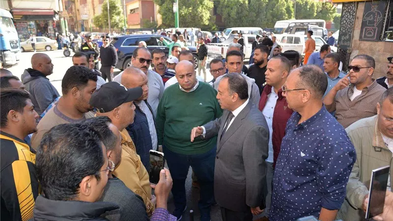 محافظ أسيوط يتفقد الحملة المكبرة لرفع إشغالات الباعة الجائلين بشوارع وميادين حي غرب