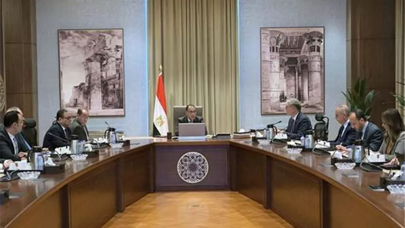 رئيس الوزراء يتابع مبادرة التوسع في تحويل السيارات لغاز طبيعي