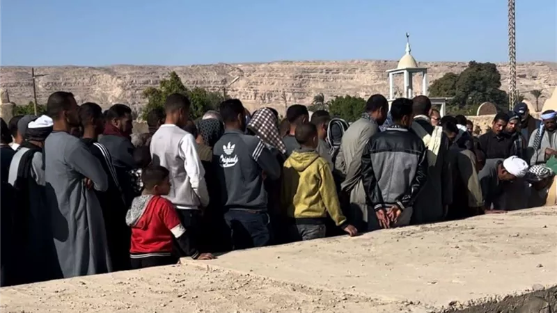 أهالي قرية المشايعة بأسيوط يُشيعّون جثمان أحد أبطال حرب أكتوبر المجيد