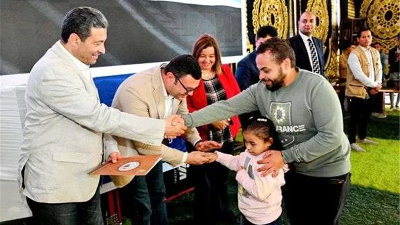 وزير الإسكان ومحافظ دمياط يُسلّمان عقود وحدات