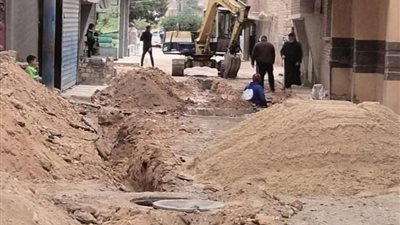 متابعة أعمال إنشاءات شبكات الصرف الصحي الجاري تنفيذها بمركز بدر