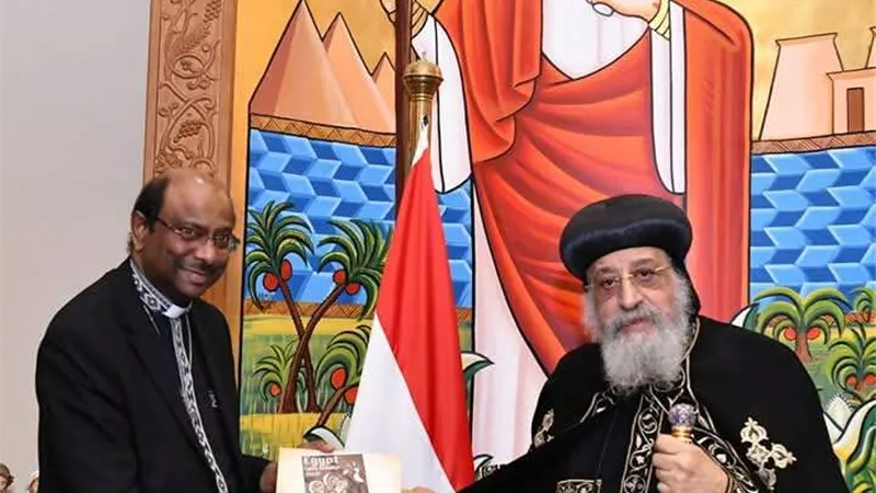 البابا تواضروس يستقبل الأمين العام لمجلس الكنائس العالمي بالمقر البابوي في القاهرة