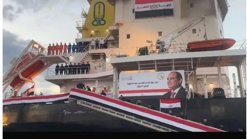 رفع العلم المصري على السفينة 