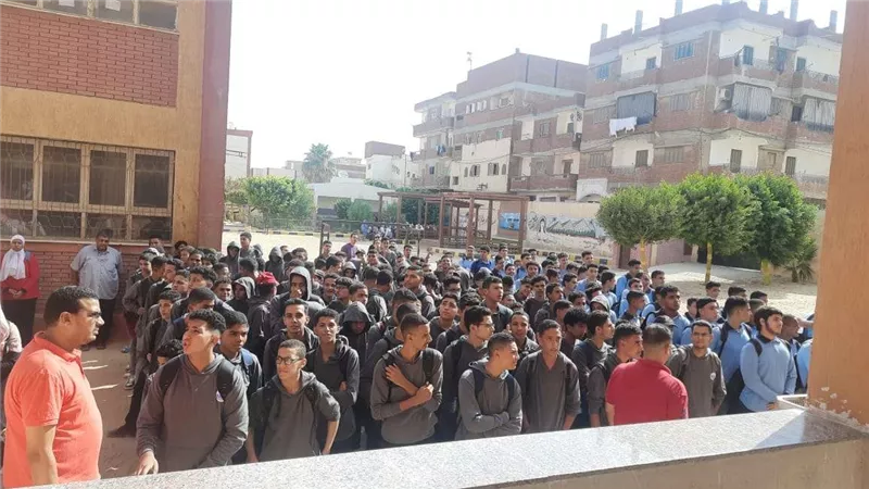 الدماء غطت كل جسده.. طالب يطعن زميله في مدرسة بالإسكندرية بعد وصلة مزاح
