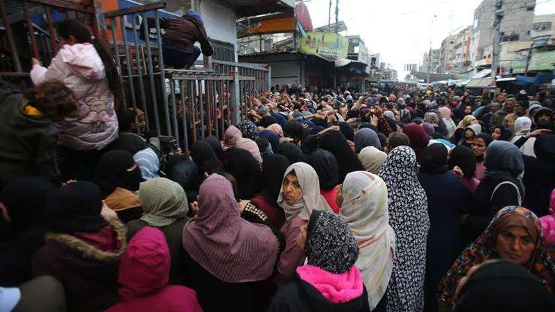 اختناق امرأة وطفلين حتى الموت في مخبز للحصول على المساعدات بغزة