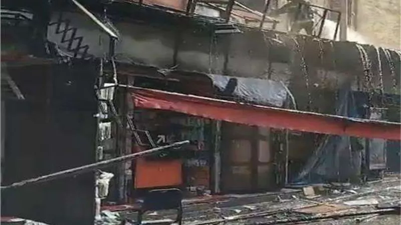 ماس كهربائي يسبب حريق يلتهم أكشاك الباعة الجائلين بمنطقة السبع بنات بالمنشية