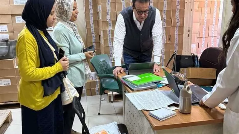 وزير الصحة يتفقد مركز طب أسرة الشيراتون ويعفي المديرة ويحيل المقصرين للتحقيق