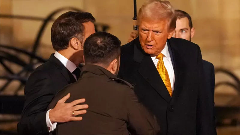 اجتماع ثلاثي في باريس: ترامب وماكرون وزيلينسكي يبحثون سبل إنهاء الحرب في أوكرانيا