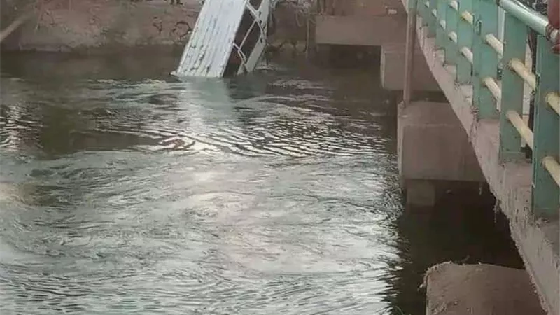 سقوط ميكروباص محمل بالركاب في الترعة الإبراهيمية بأسيوط
