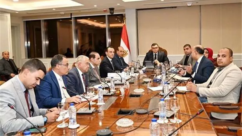 وزير الإسكان يتابع الموقف التنفيذي لمشروع تطوير 