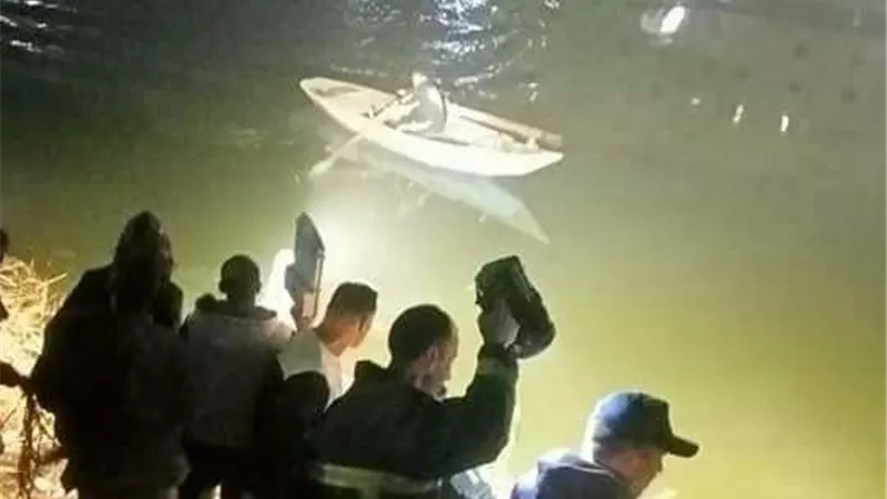 انتشال جثث 4 ركاب في حادث سقوط ميكروباص بترعة الإبراهيمية بأسيوط