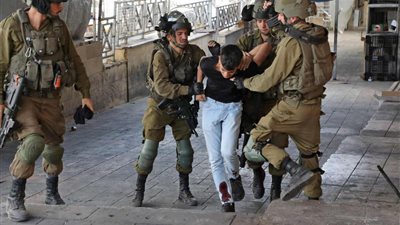 قوات الجيش الإسرائيلي تعتقل 40 فلسطينيا من الضفة الغربية