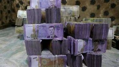 رويترز عن عاملين بالصرافة: الليرة السورية تصعد إلى 11500- 12500 مقابل الدولار