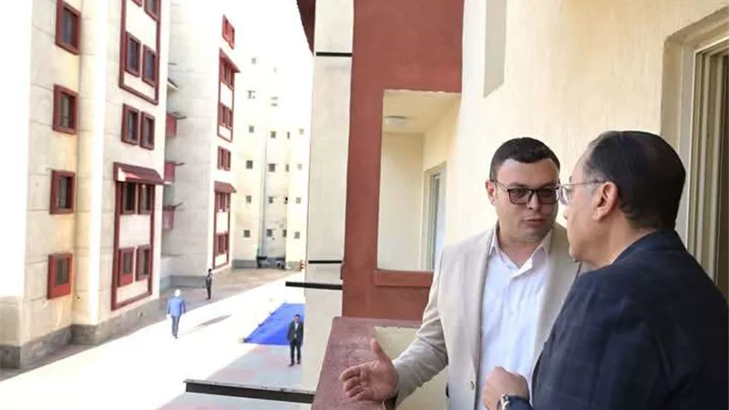بالصور.. مدبولي يُسلم عددا من عقود الوحدات السكنية ببورسعيد