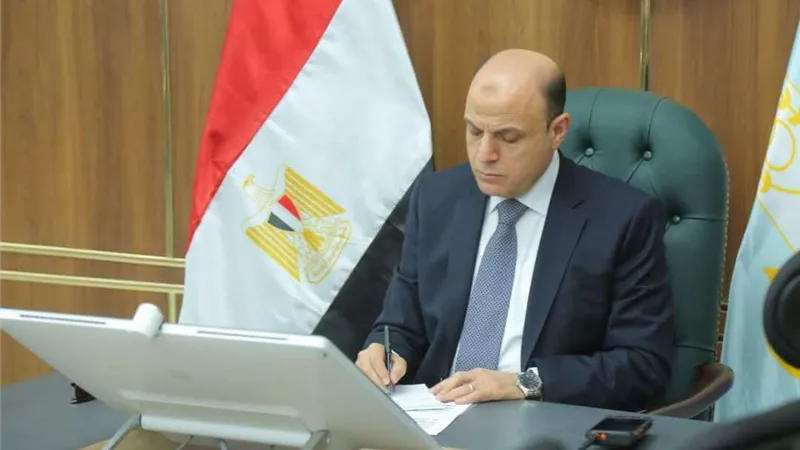 محافظ كفرالشيخ يتابع أعمال رصف طريق المرور بقلين بتكلفة 4 ملايين جنيه