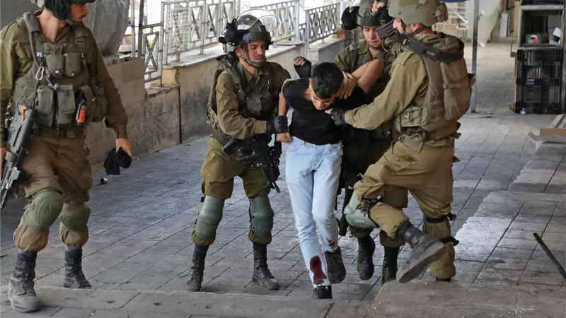 قوات الجيش الإسرائيلي تعتقل 40 فلسطينيا من الضفة الغربية