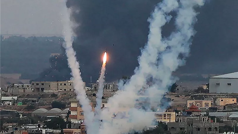 مجزرة النصيرات.. غارة إسرائيلية تقتل 30 فلسطينياً بينهم أطفال ونساء