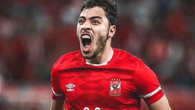 الأهلي يحسم ملف تجديد أكرم توفيق في قطر