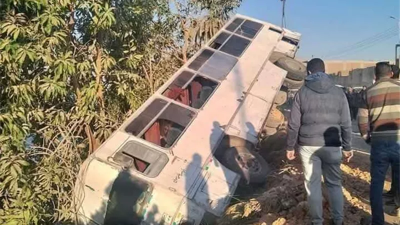 انقلاب أتوبيس على طريق سوهاج