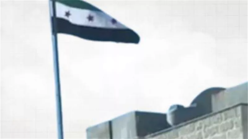 رفع العلم السوري الجديد أعلى سفارتي واشنطن وعمان