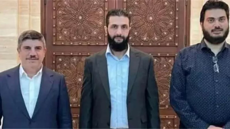 إرهابي مصري مطلوب للعدالة يظهر مع الجولاني ومستشار أردوغان في سوريا