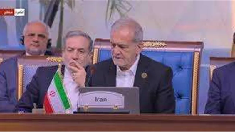الرئيس الإيراني يثني على تاريخ مصر العظيم خلال قمة الثماني