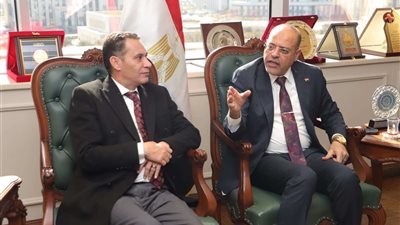 وزير العمل يبحث مع
