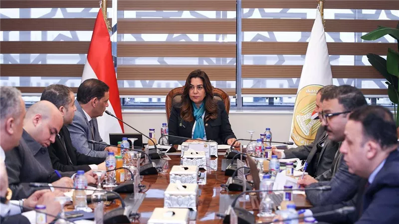 منال عوض تتابع الموقف التنفيذي لمنظومة تراخيص المحال العامة بالمحافظات