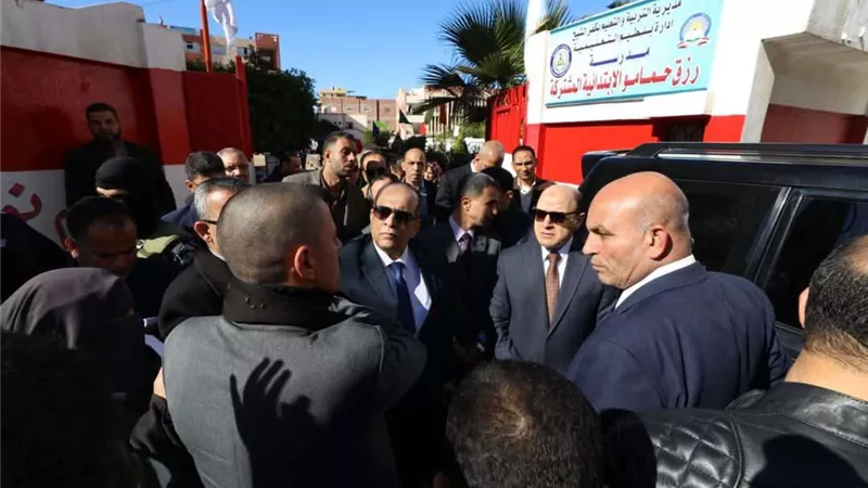 خلال زيارته للبرلس.. محافظ كفر الشيخ يستمع لطلبات وشكاوى المواطنين