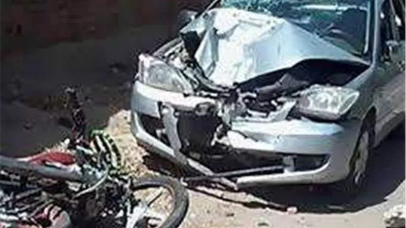إصابة 3 أشخاص في حادث تصادم سيارة ملاكي بدراجة بخارية