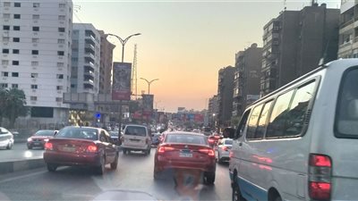النشرة المرورية.. كثافة متحركة بحركة سير السيارات بشوارع القاهرة والجيزة