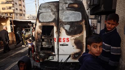 القدس اليوم: استشهاد خمسة صحفيين في غارة إسرائيلية على مركبة بث في غزة