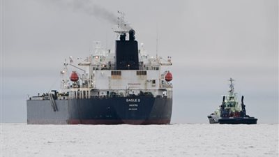 إجراءات أمنية.. نقل سفينة مشتبه بها في حادث كابل بحري إلى فنلندا