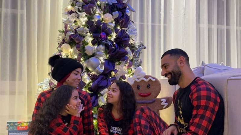 محمد صلاح مع أسرته