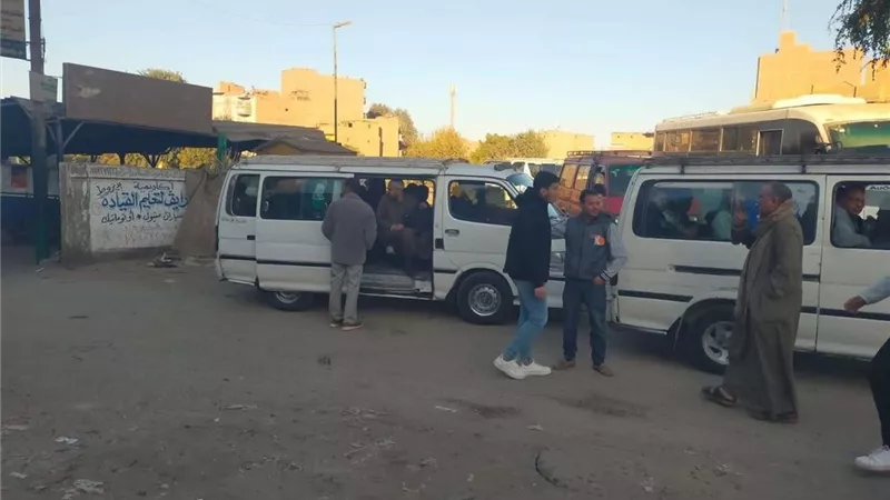 مواقف الركاب بمراكز أسيوط خطر يهدد أرواح المواطنين... والأهالي يطالبون بالتطوير