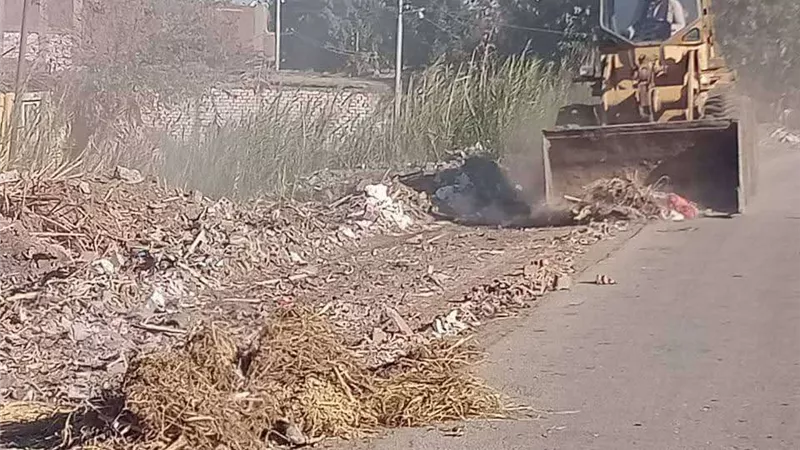 تنفيذ حمله نظافة مكبرة ومسح طريق جسر نهر النيل بكوم حمادة