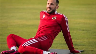 انفراجة بشأن قيد علي معلول في قائمة الأهلي