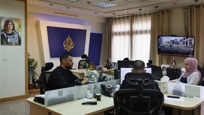 قناة الجزيرة تندد بقرار السلطة الفلسطينية حظر نشاطها في الضفة الغربية